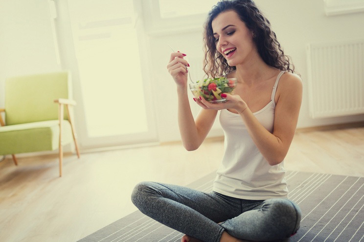 Woman-eating-salad.jpg