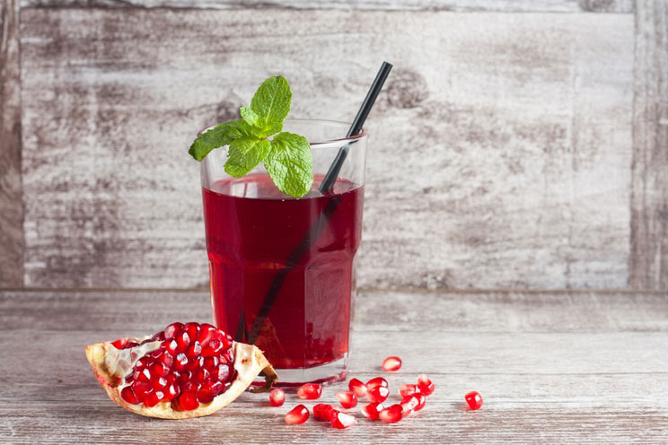 Pomegranate-juice-with-fresh-pomegranate.jpg