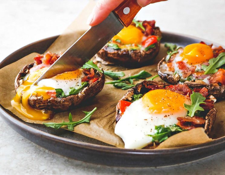Crispy-Bacon-and-Baked-Eggs-in-a-Portobello-Mushroom744.jpg