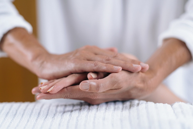 Reiki-practitioner-and-patient-holding-hands-at-Reiki-session.jpg