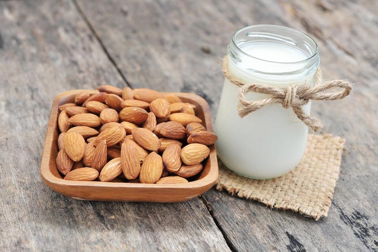 Almonds-milk-with-almonds.jpg